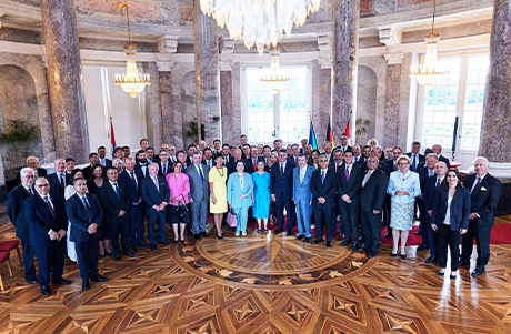 Gruppenfoto des Hessische Consular Corps mit Ministerpräsident Boris Rhein 2022 auf Schloss Bieberich in Wiesbaden