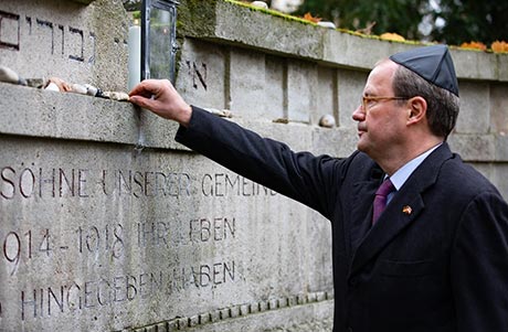 Der österreichische Honorargeneralkonsul, Dr. Stephan Hutter, am Ehrenmal der Gefallenen des Ersten Weltkriegs auf dem Jüdischen Friedhof Rat-Beil-Straße in Frankfurt am Main.